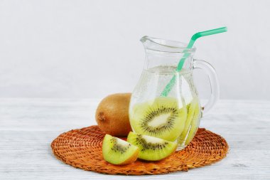 Sağlıklı Detoks Meyve aromalı su infüzyon.