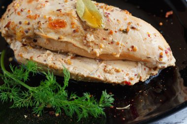 Baharat ile kavrulmuş tavuk fileto