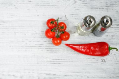 Tahta bir masada sebzeler