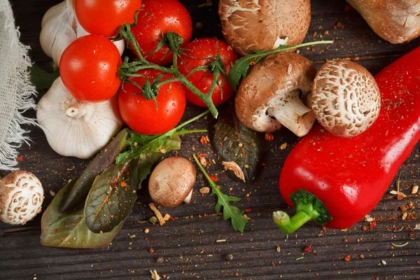 Pan rebanado Ciabatta y verduras — Foto de Stock