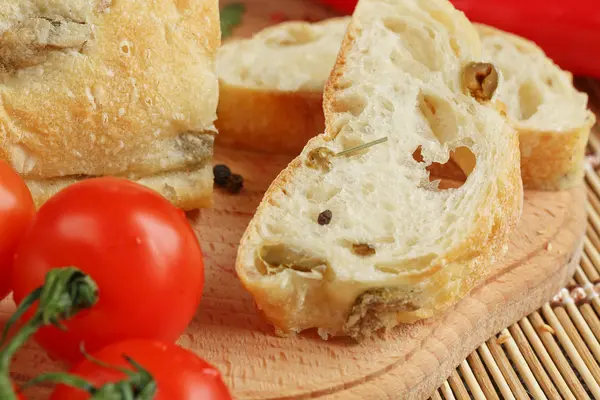 Gesneden brood Ciabatta en groenten — Stockfoto