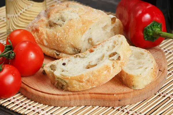 Нарізаний хліб Ciabatta та овочі — стокове фото