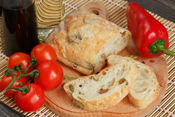 Нарізаний хліб Ciabatta та овочі — стокове фото