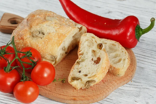 Pão fatiado Ciabatta e legumes — Fotografia de Stock