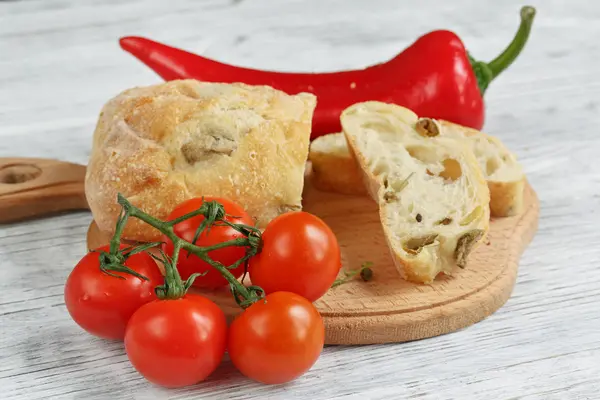 Pão fatiado Ciabatta e legumes — Fotografia de Stock