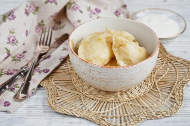 Soğan ve ekşi krema ile Vareniki