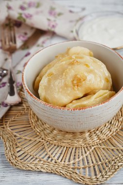 Soğan ve ekşi krema ile Vareniki