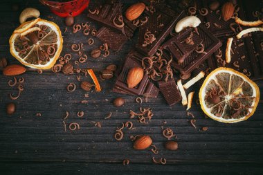 Fincan sıcak çikolata, limon, fındık ve karanlıkta iyi çikolata ürün yelpazesine ve sütlü çikolata