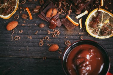 Fincan sıcak çikolata, limon, fındık ve karanlıkta iyi çikolata ürün yelpazesine ve sütlü çikolata