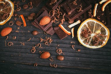 Fincan sıcak çikolata, limon, fındık ve karanlıkta iyi çikolata ürün yelpazesine ve sütlü çikolata