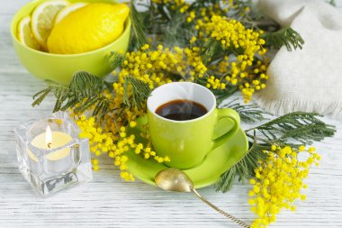 Mimoza, limon ve hafif ahşap zemin üzerine kahve