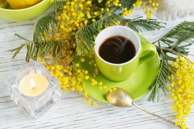 Mimoza, limon ve hafif ahşap zemin üzerine kahve