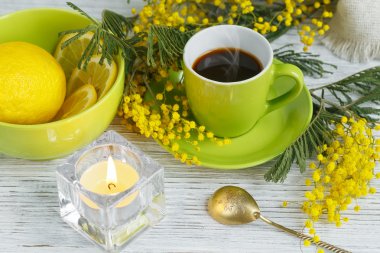 Mimoza, limon ve hafif ahşap zemin üzerine kahve