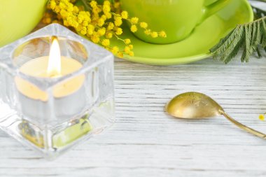 Mimoza, limon ve hafif ahşap zemin üzerine kahve