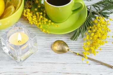 Mimoza, limon ve hafif ahşap zemin üzerine kahve