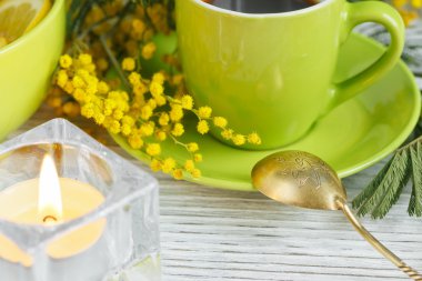 Mimoza, limon ve hafif ahşap zemin üzerine kahve