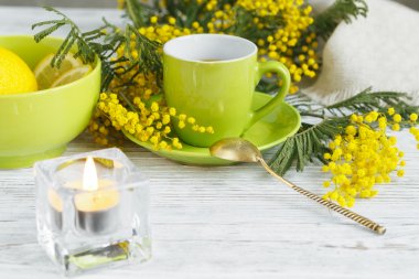 Mimoza, limon ve hafif ahşap zemin üzerine kahve