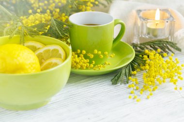 Mimoza, limon ve hafif ahşap zemin üzerine kahve