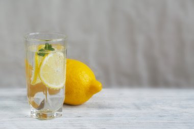 Ahşap arka planda taze limonata. 