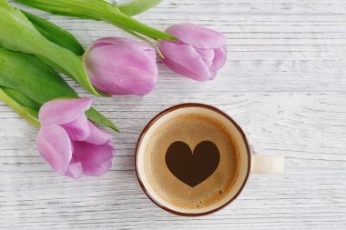 Ahşap masa üzerinde mor laleler