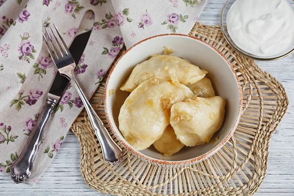 Soğan ve ekşi krema ile Vareniki