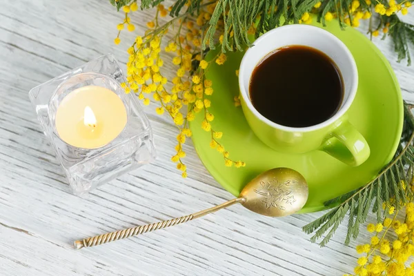 Mimosen, Zitrone und Kaffee auf hellem Holzhintergrund — Stockfoto