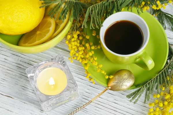 Mimoza, limon ve hafif ahşap zemin üzerine kahve