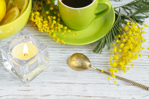 Mimoza, limon ve hafif ahşap zemin üzerine kahve
