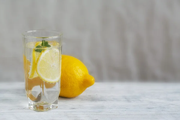 Лимонад со свежим лимоном на деревянном фоне — стоковое фото