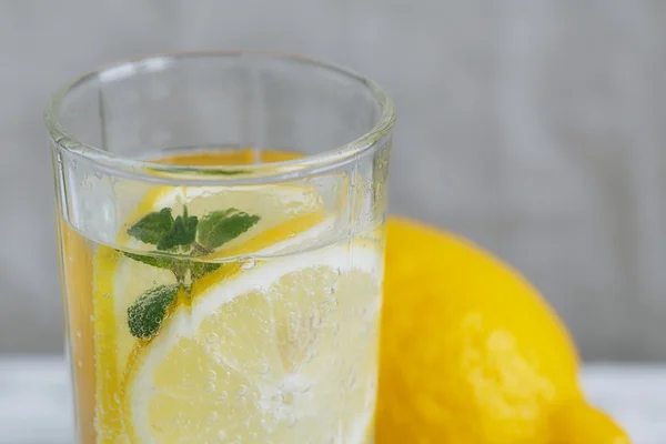 Limonada com limão fresco no fundo de madeira — Fotografia de Stock