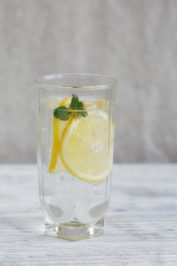Ahşap arka planda taze limonata. 