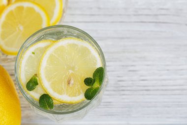 Ahşap arka planda taze limonata. 
