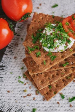 Bütün taneli tahıl crispbread, krem peynir, dereotu ve domates