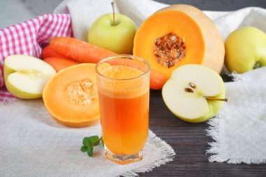 Taze meyve suyu, mix meyve ve sebze. Sağlıklı gıda