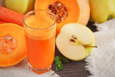 Taze meyve suyu, mix meyve ve sebze. Sağlıklı gıda