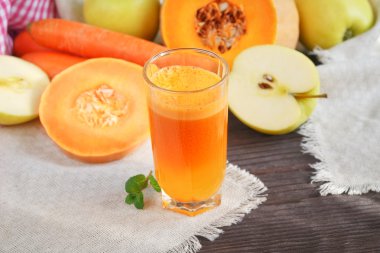 Taze meyve suyu, mix meyve ve sebze. Sağlıklı gıda