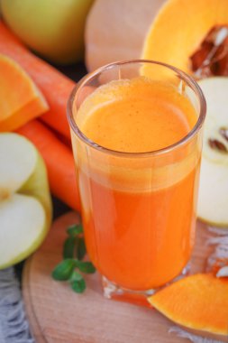 Taze meyve suyu, mix meyve ve sebze. Sağlıklı gıda