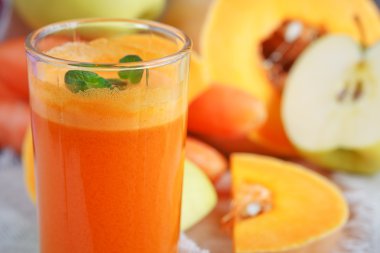 Taze meyve suyu, mix meyve ve sebze. Sağlıklı gıda