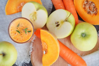 Taze meyve suyu, mix meyve ve sebze. Sağlıklı gıda