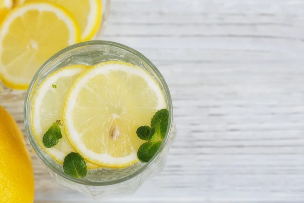 Limonada com limão fresco no fundo de madeira — Fotografia de Stock