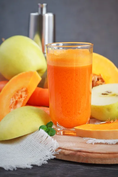 Jus segar, buah campur dan sayuran. Makanan sehat — Stok Foto