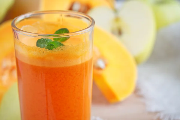 Jus segar, buah campur dan sayuran. Makanan sehat — Stok Foto