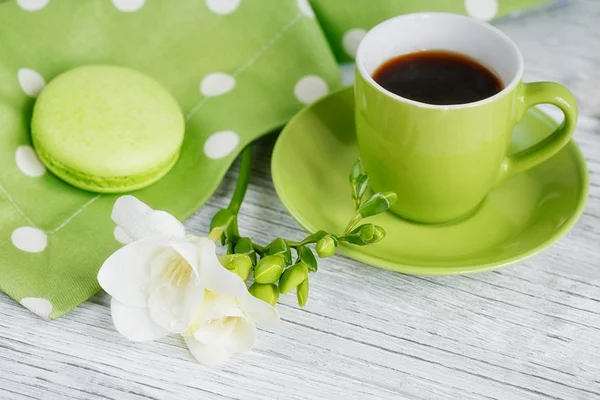 Tasse schwarzen Kaffee, weiße Freesia-Blumen und süße Pastell-Fren — Stockfoto