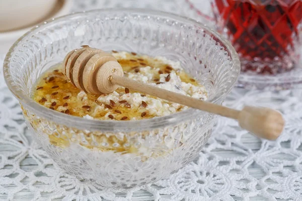 Cup of karkadeh red tea, cottage cheese plus oat flakes, linseed and honey. — Stock Photo, Image