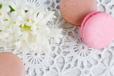 Fincan yeşil çay, renk acıbadem kurabiyesi ve beyaz çiçekler