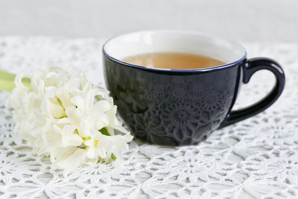 Tasse grüner Tee, Farbe Makronen und weiße Blumen — Stockfoto