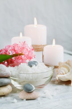 Ahşap arka planda spa tedavisinin bileşimi