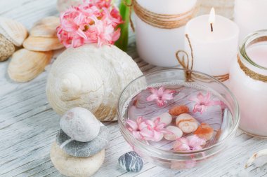 Ahşap arka planda spa tedavisinin bileşimi