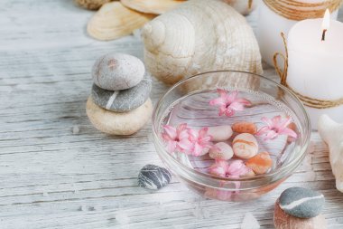 Ahşap arka planda spa tedavisinin bileşimi