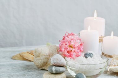 Ahşap arka planda spa tedavisinin bileşimi